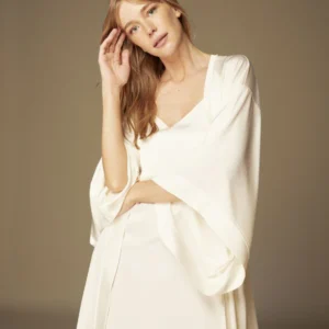 طقم لانجري من قطعتين: روب وقميص نوم من الساتان الحريري